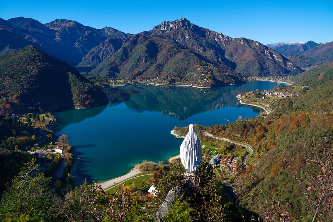 Le acque turchesi del lago di Ledro circondate dalle montagne